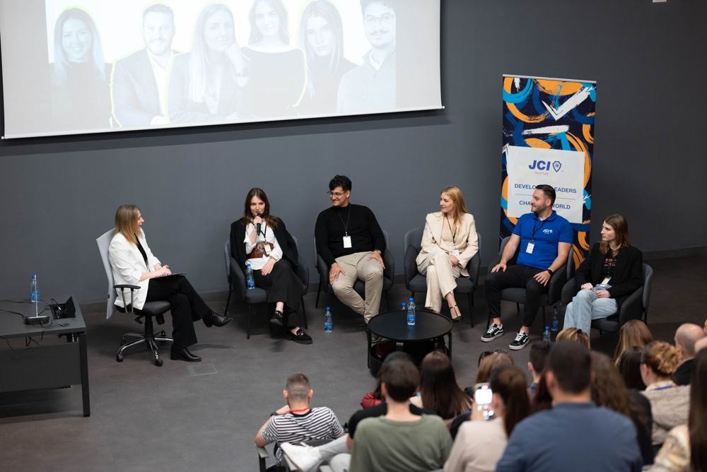 Panel diskusija sa šest učesnika