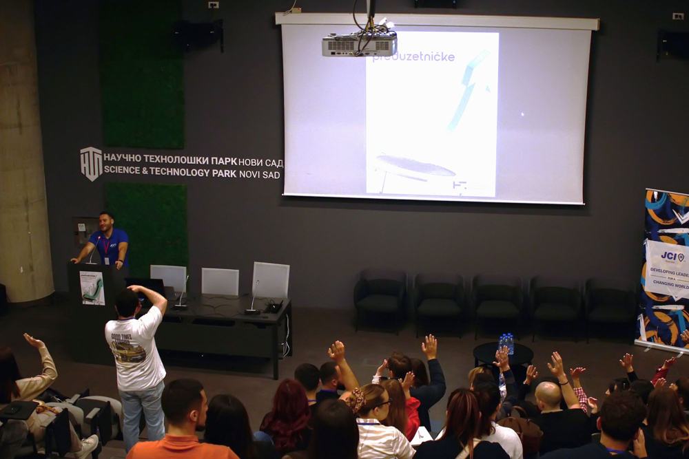 Puna sala, publika diže ruke